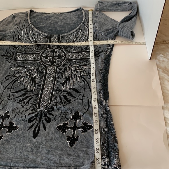 Beautiful š„DEAL cross/wing embellished top , black and gray , size L - Picture 7 of 7